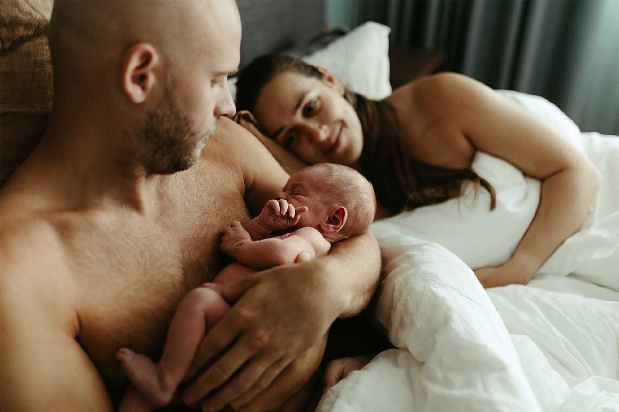 Nyfödd bebis i föräldrars famn