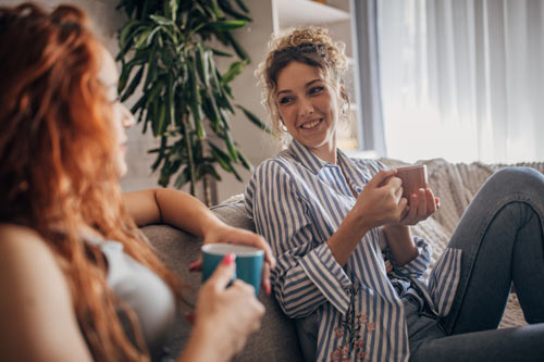 Två personer som fikar