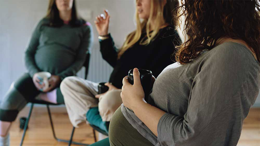 Tre gravida kvinnor i en samtalsgrupp