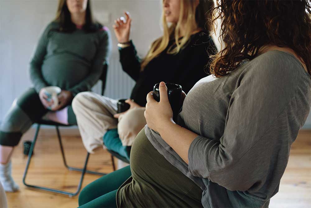 Gravida kvinnor i en cirkel