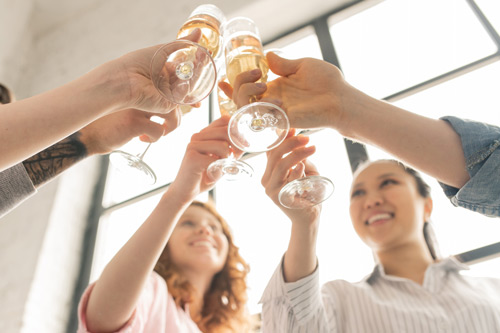 Kvinnor som skålar med varandra