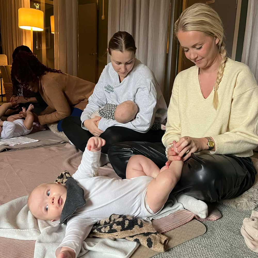 En föräldragrupp med babymassage