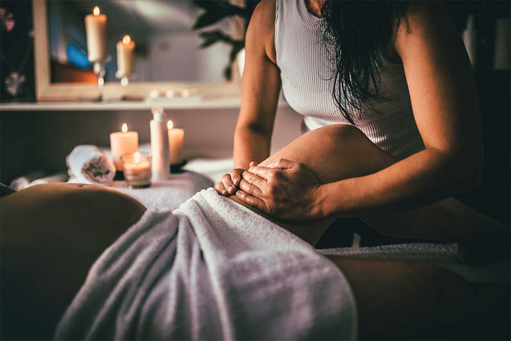 En gravid kvinna som får massage